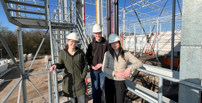 Weg achter het scherm en de bouwplaats op! 🏗️